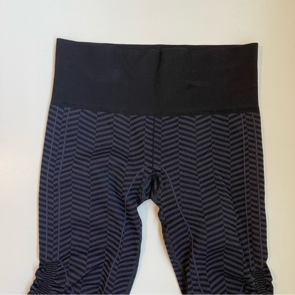 Lululemon In The Flow Crop II Heathered Naval Blue
Seamless Size 4 - Picture 6 of 13